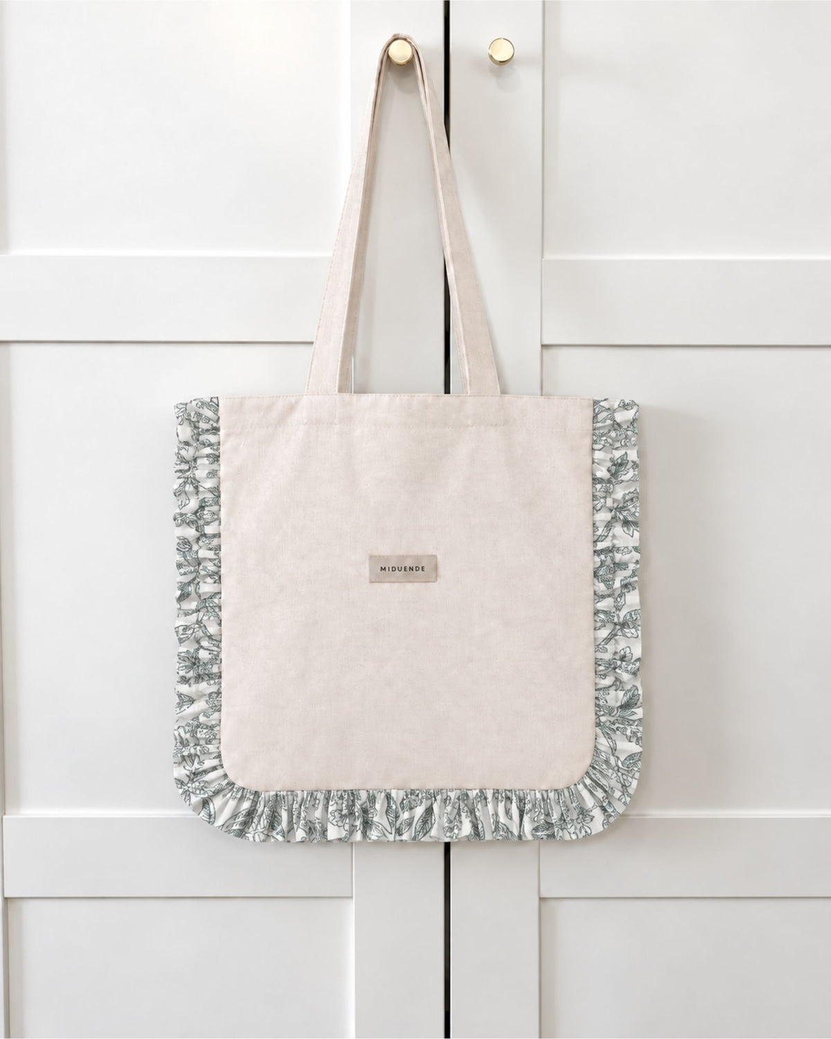 Detalle del bolso totebag en tela de lino y volante fruncido en tela jara verde, personalizable de MiDuende