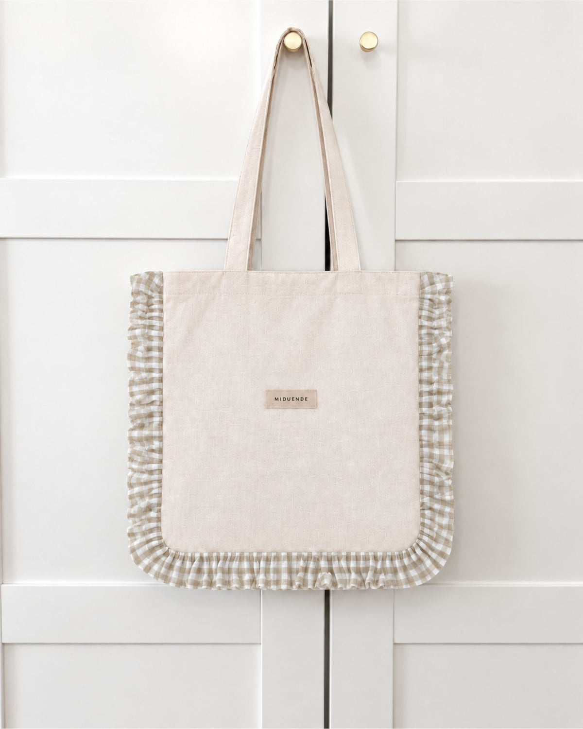 Detalle Bolso tote de lino natural con volante decorativo en tela vichy beige personalizable de MiDuende