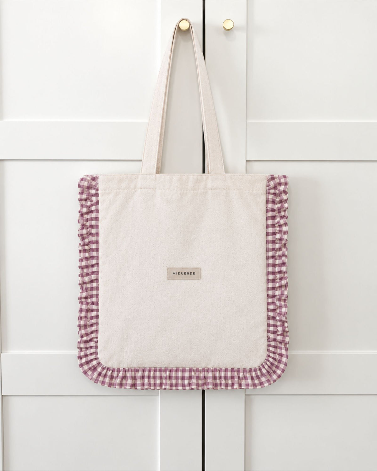 Detalle Bolso tote de lino natural con volante decorativo en tela vichy malva personalizable de MiDuende