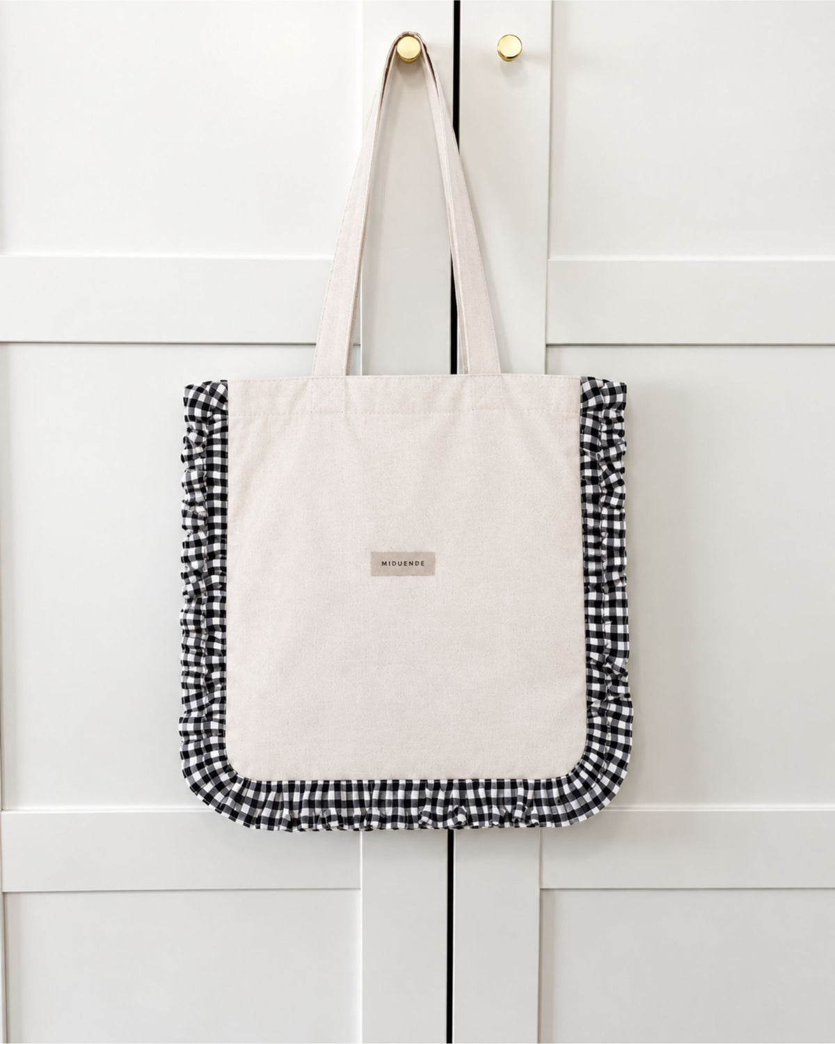 Detalle Bolso tote de lino natural con volante decorativo en tela vichy negro personalizable de MiDuende