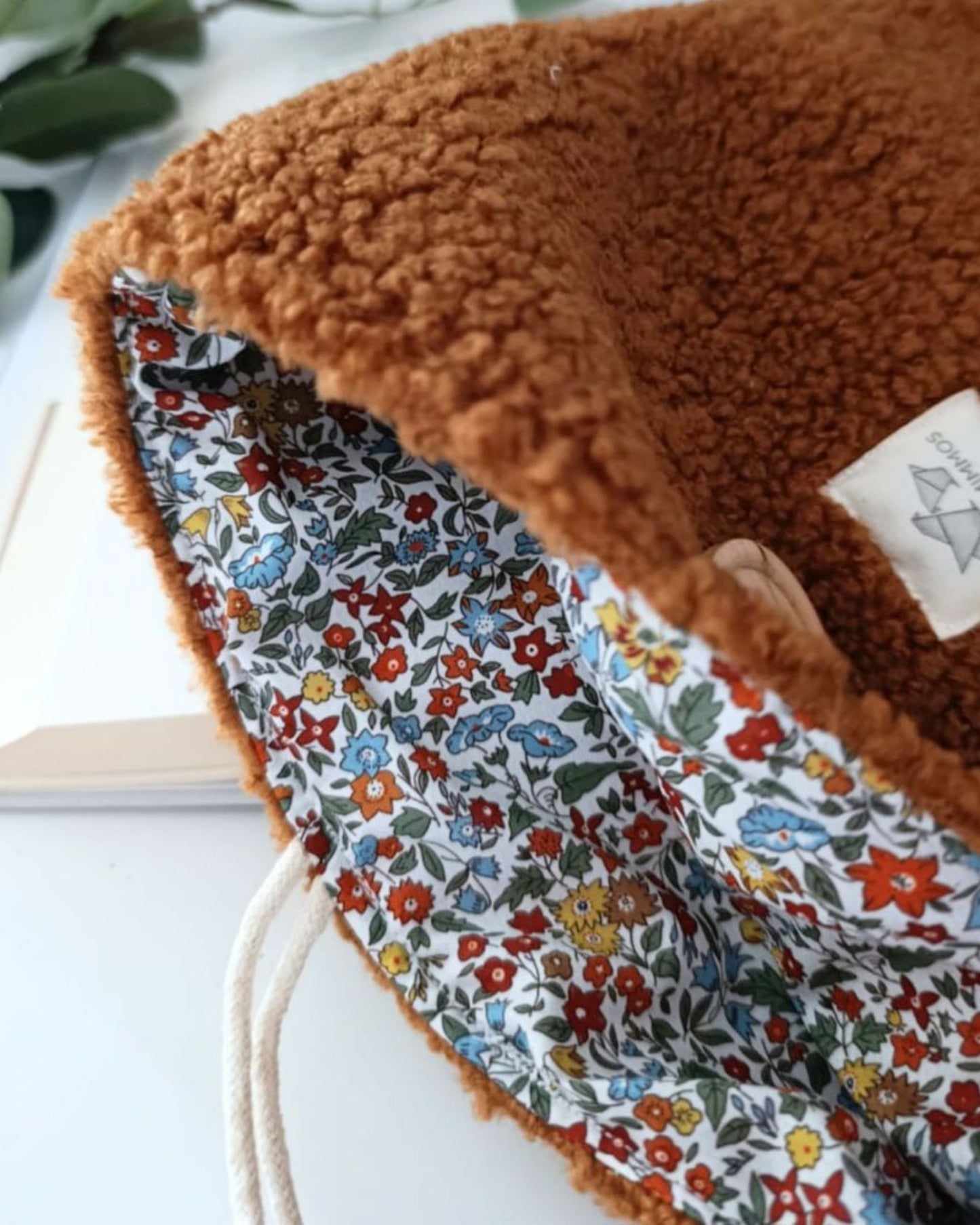 escritorio-funda-libro-borreguito-marron-detalle