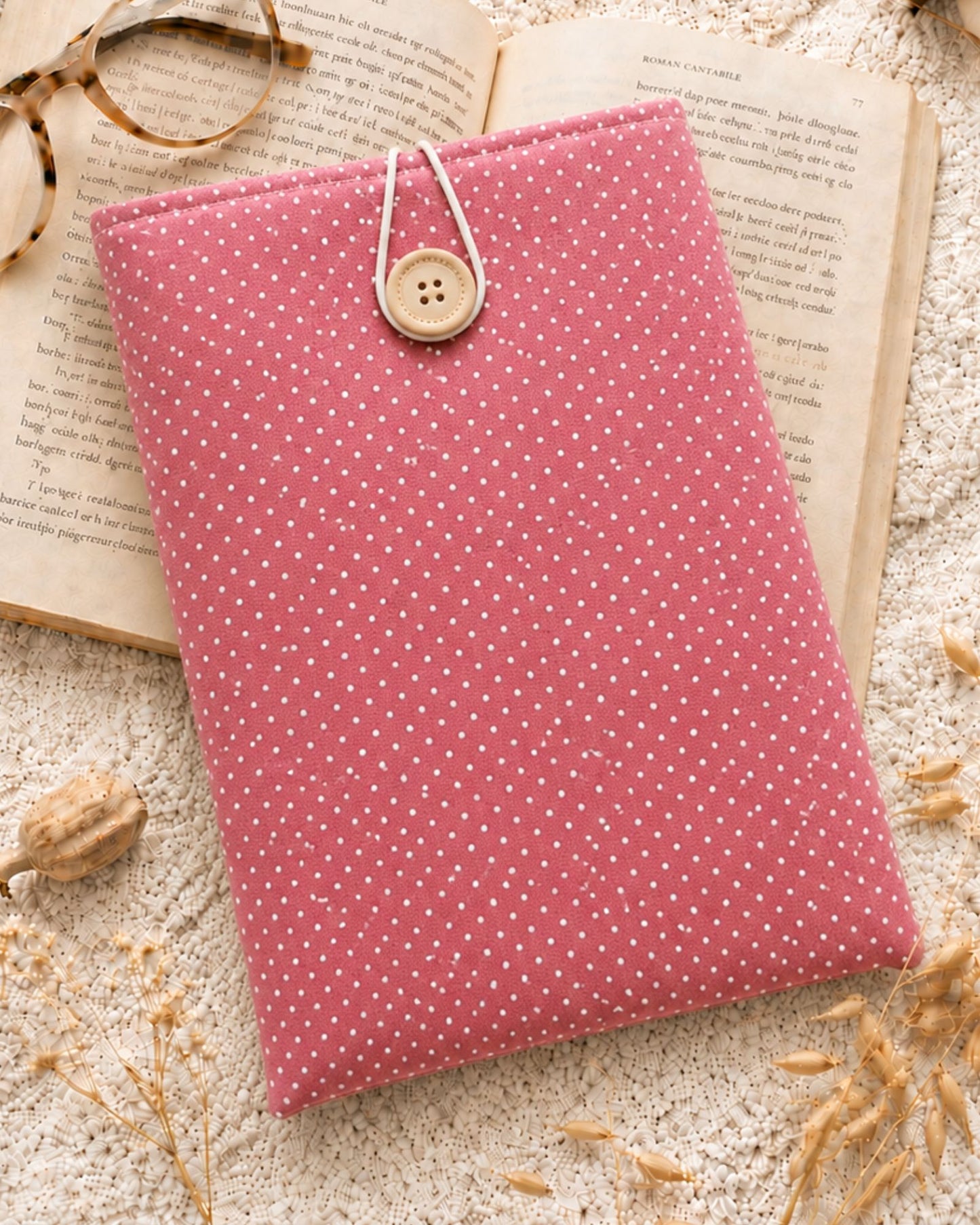 escritorio-funda-topitos-frambuesa