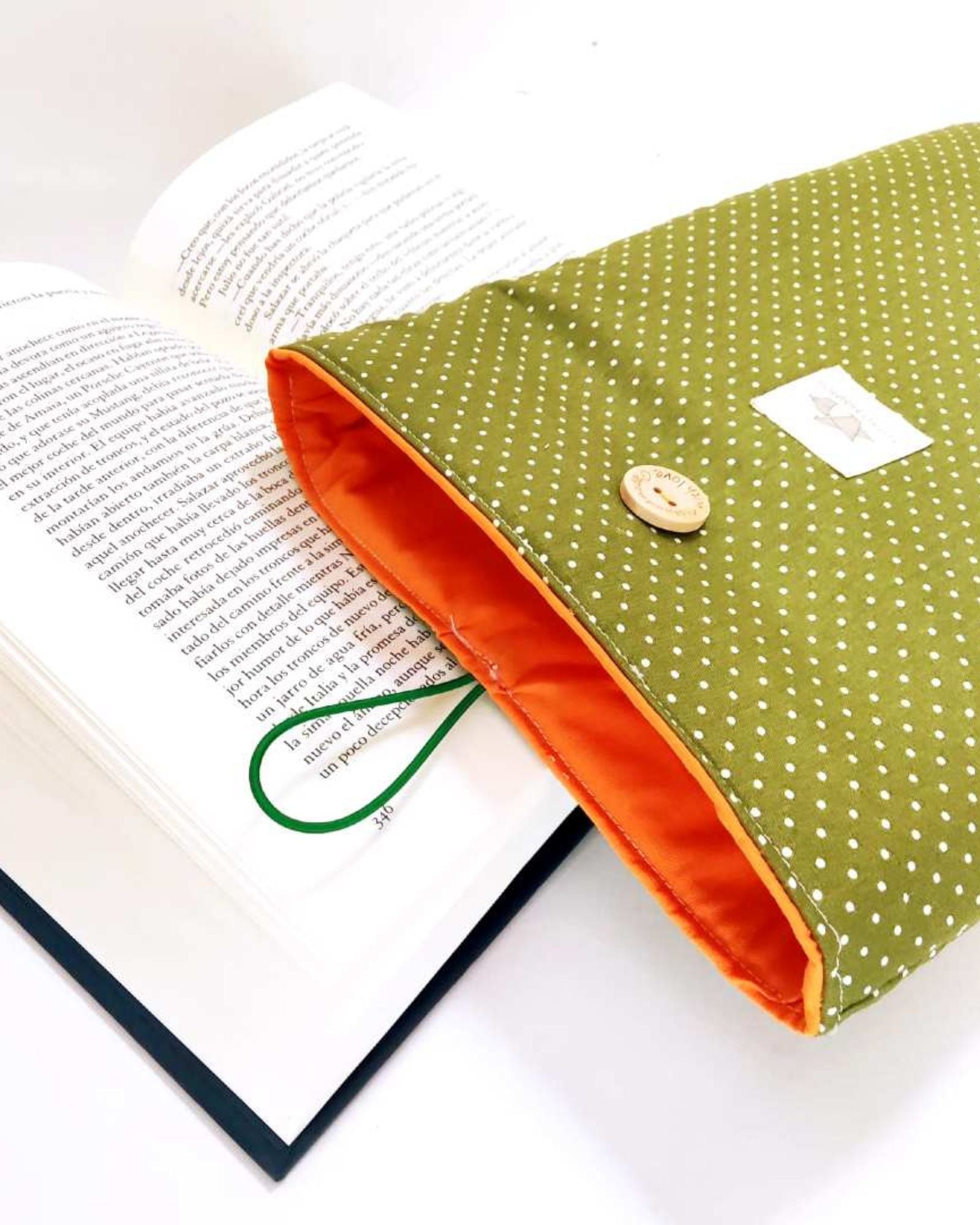 funda-libro-topito-oliva-abierta