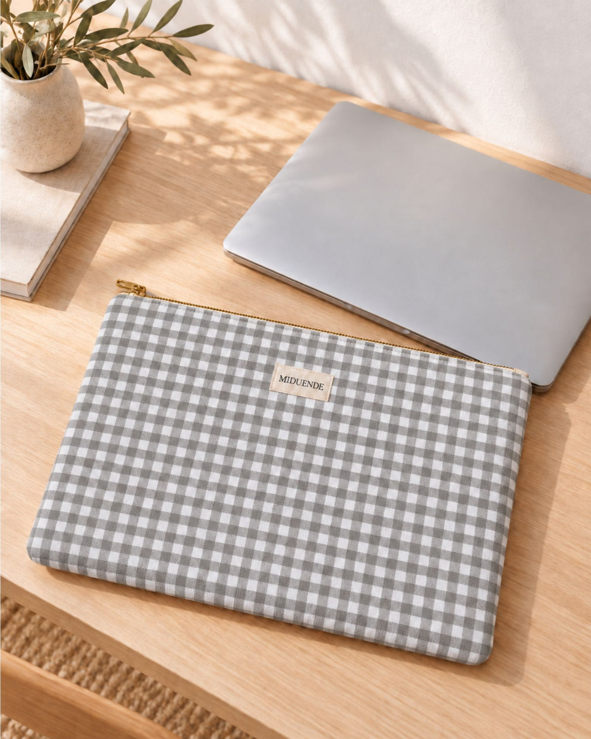 Funda para portátil en tela vichy gris, personalizable con el nombre o las iniciales.