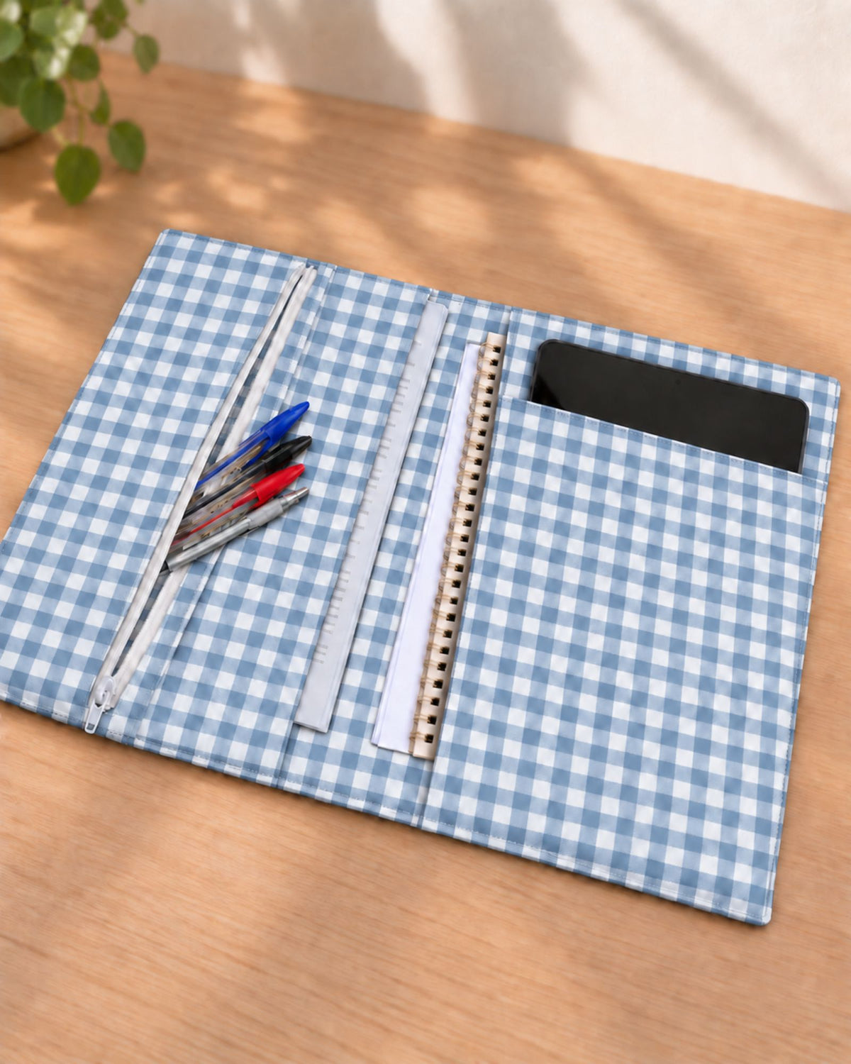 Interior de la Carpeta organizadora en vichy azul, personalizable con el nombre o las iniciales