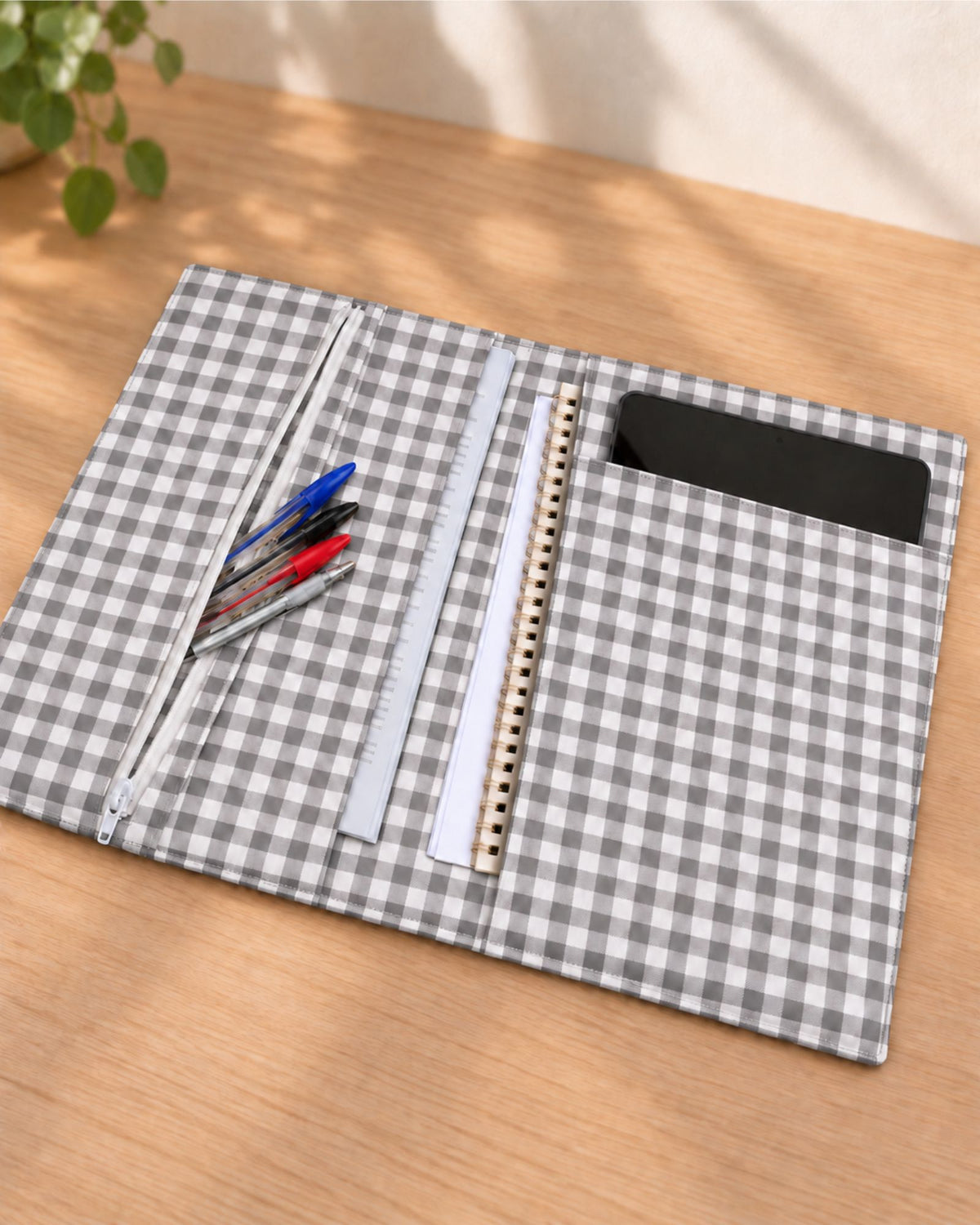 Interior de la Carpeta organizadora en vichy gris, personalizable con el nombre o las iniciales