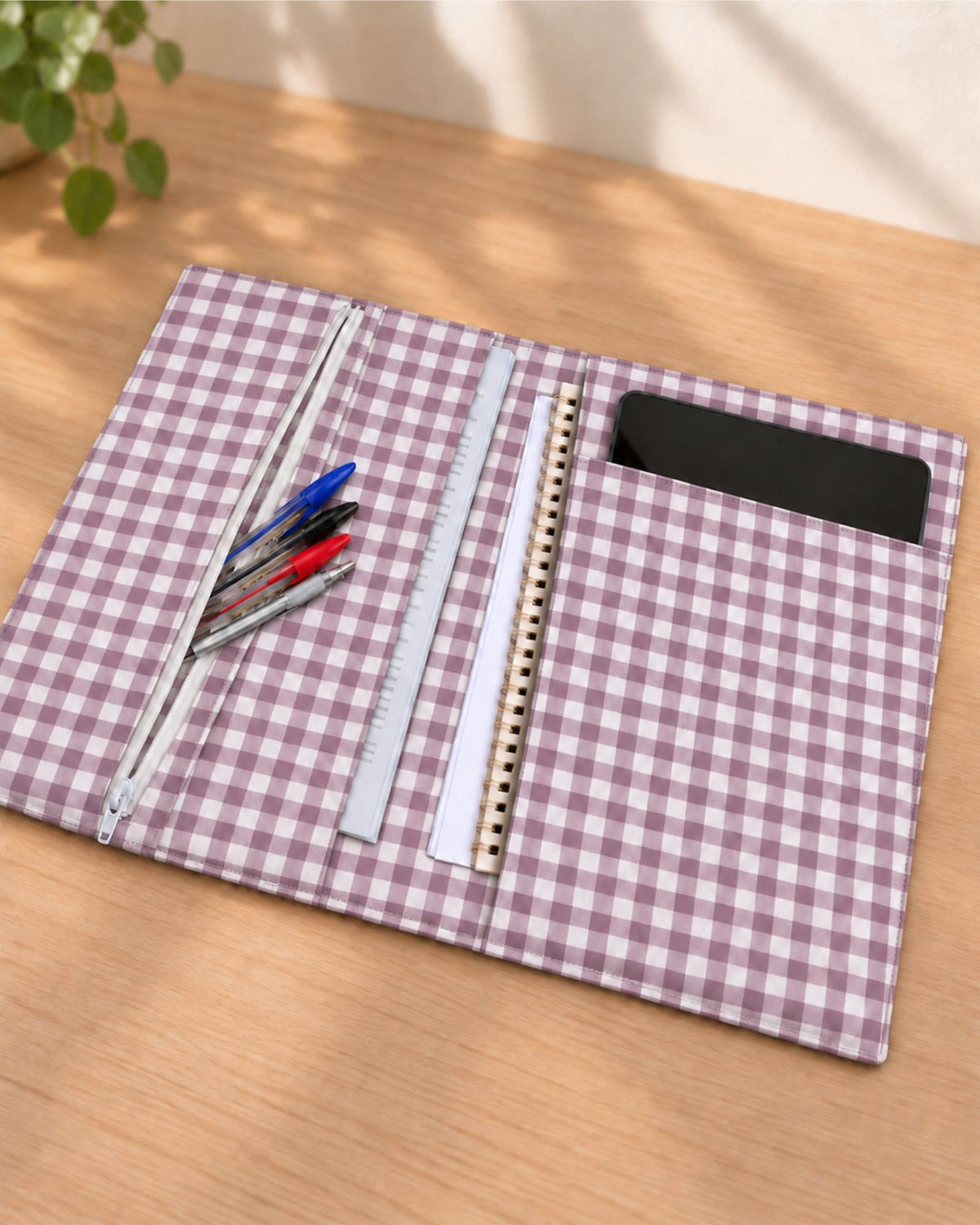 Interior de la Carpeta organizadora en tela de Vichy malva de 1 cm, personalizable con el nombre o las iniciales.