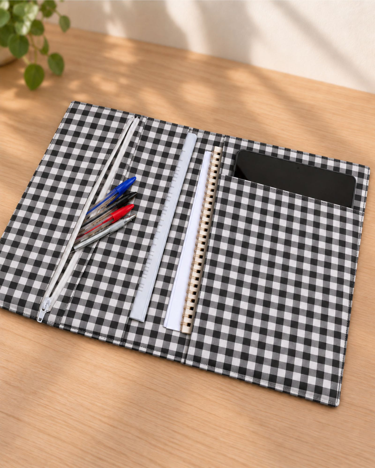 Interior de la carpeta organizadora A4 en tela vichy negro, perosnalizable con el nombre o las iniciale.