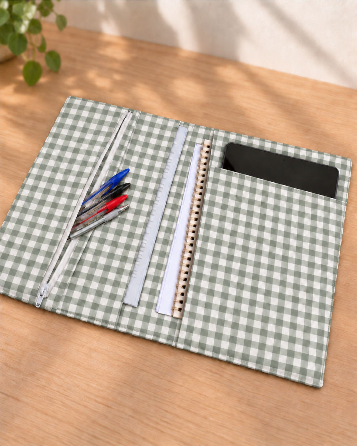 Interior de la  Carpeta organizadora en vichy verde, personalizable con el nombre o las iniciales
