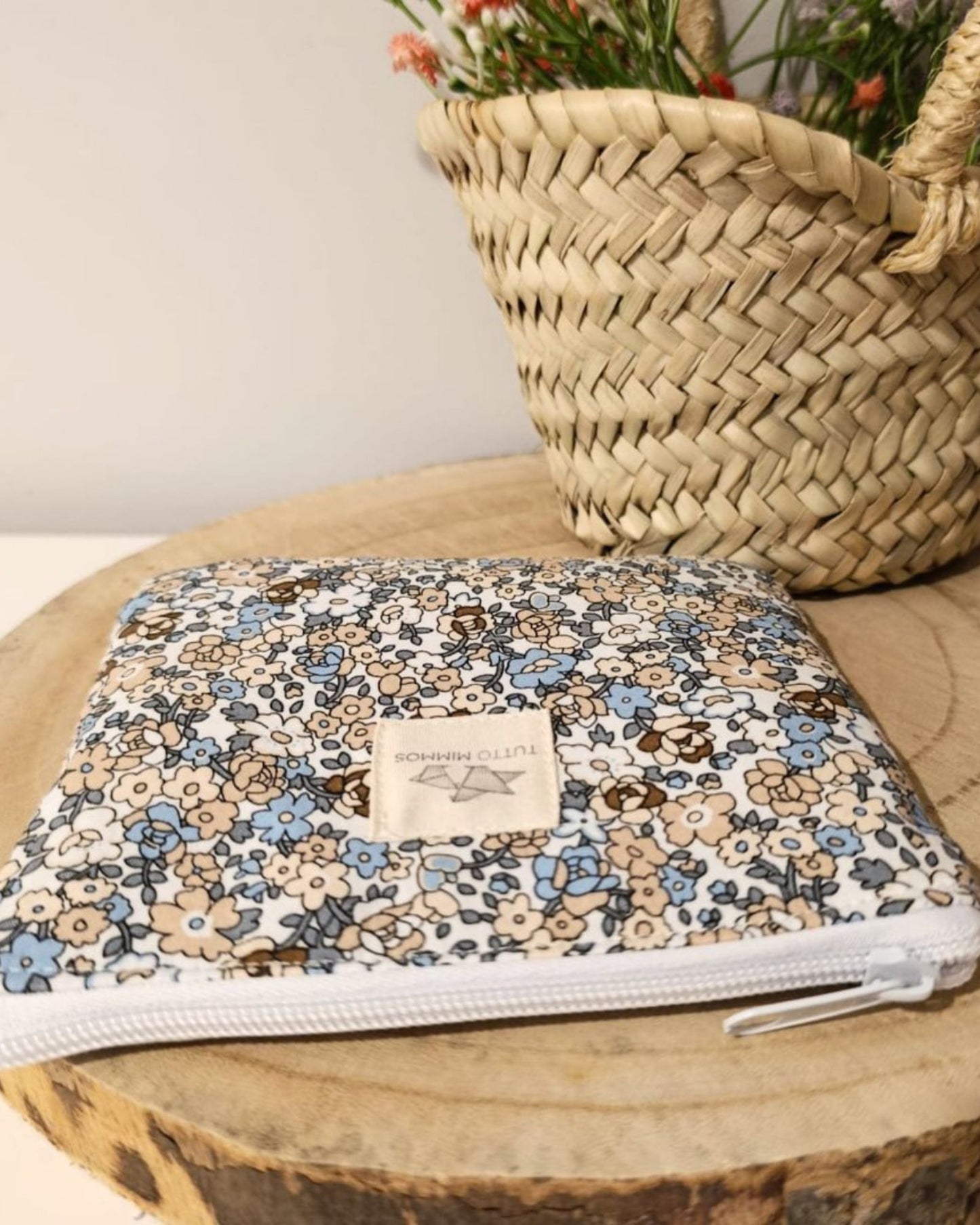 neceser-mini-floral-azul-tumbado