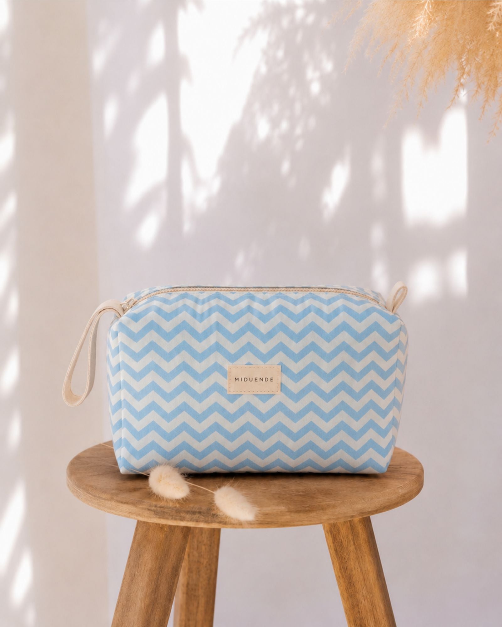 neceser Miduende en tela zigzag azul muy amplio perfecto para viajes, personalizable con nombre o iniciales