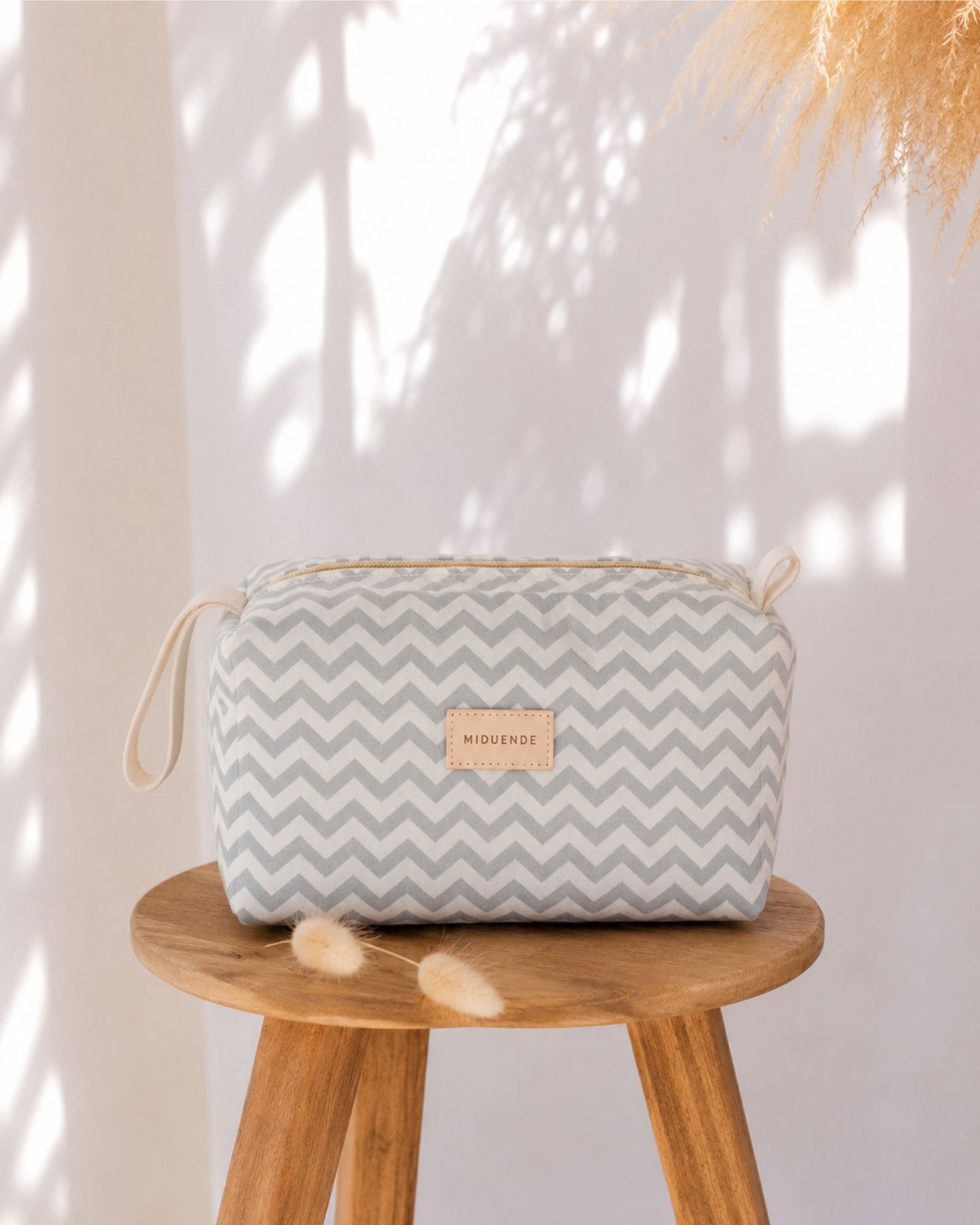 neceser Miduende en tela zigzag gris muy amplio perfecto para viajes, personalizable con nombre o iniciales