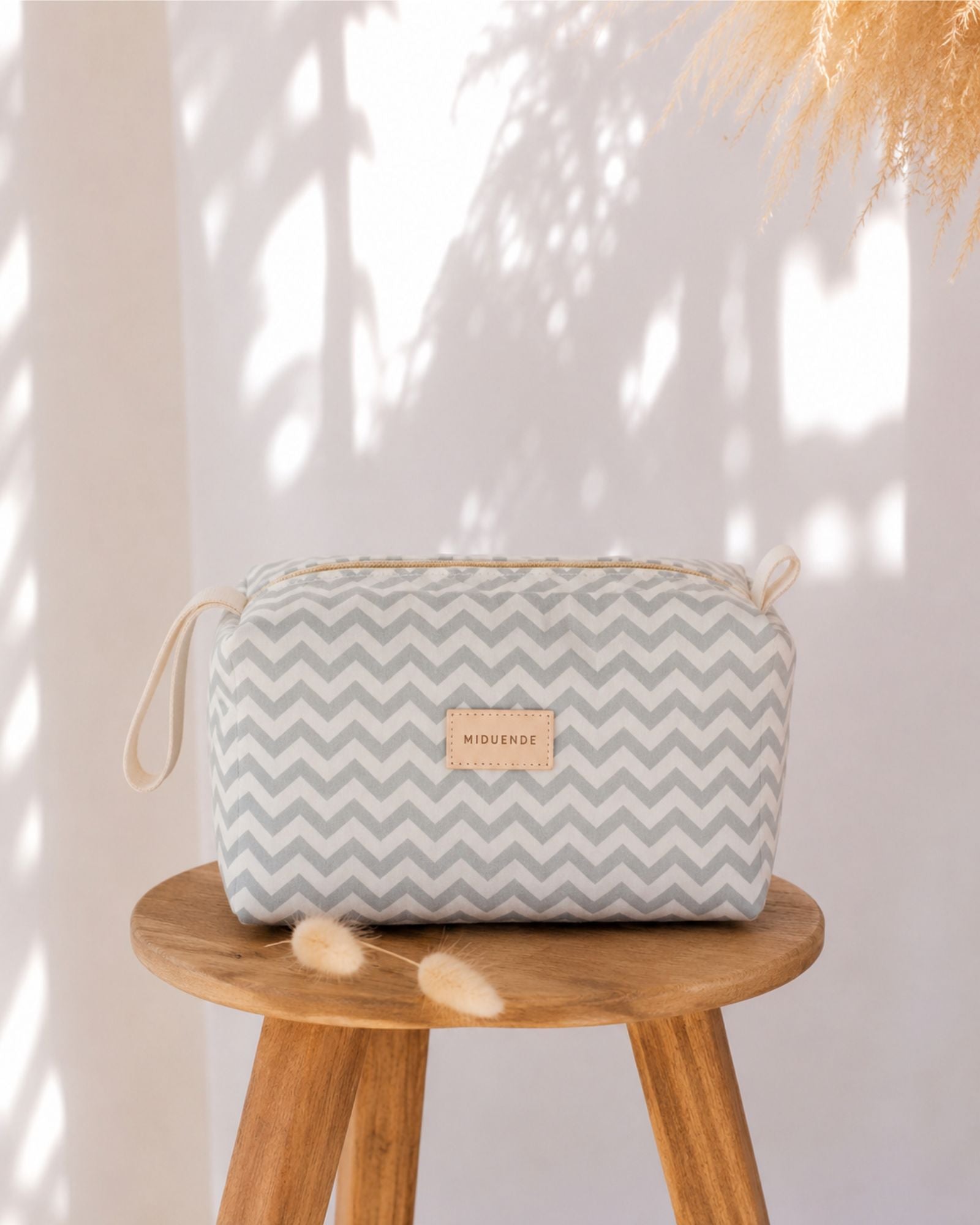 neceser Miduende en tela zigzag gris muy amplio perfecto para viajes, personalizable con nombre o iniciales