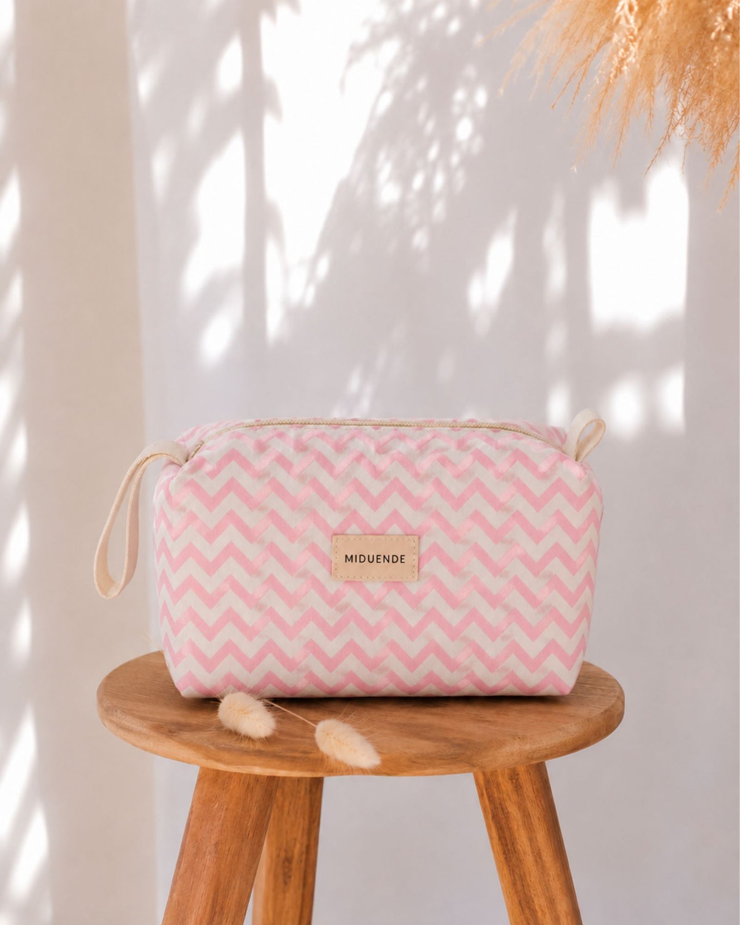 neceser Miduende en tela zigzag rosamuy amplio perfecto para viajes, personalizable con nombre o iniciales