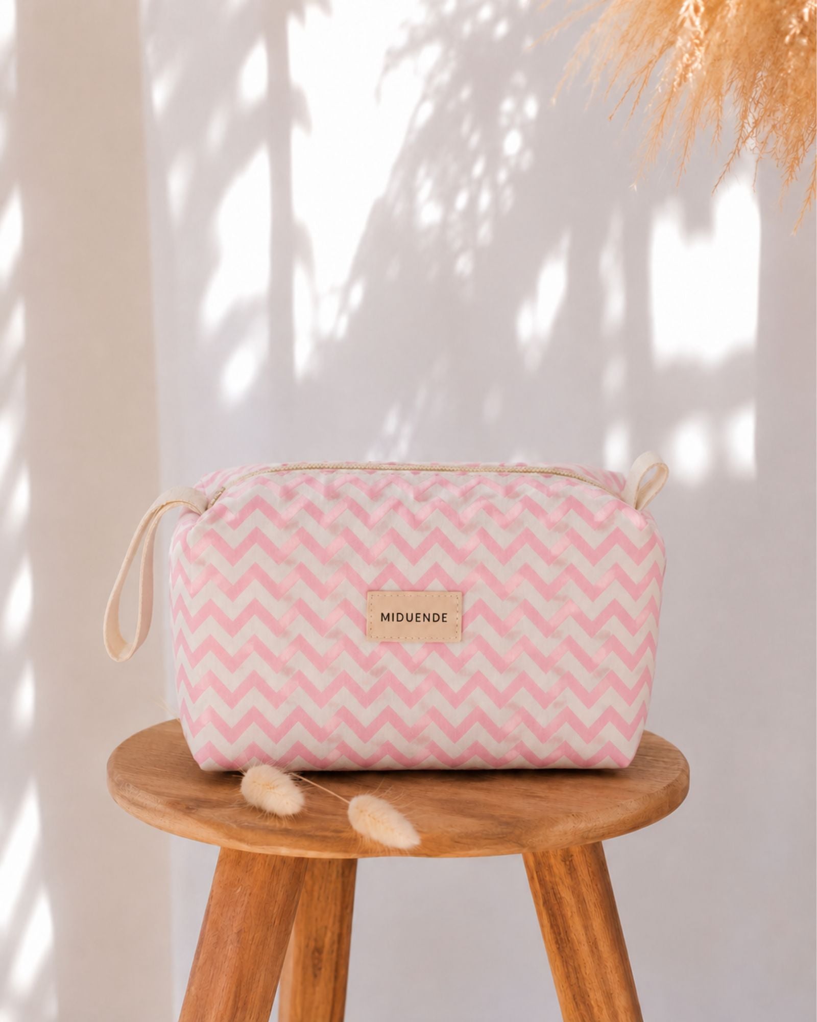 neceser Miduende en tela zigzag rosamuy amplio perfecto para viajes, personalizable con nombre o iniciales