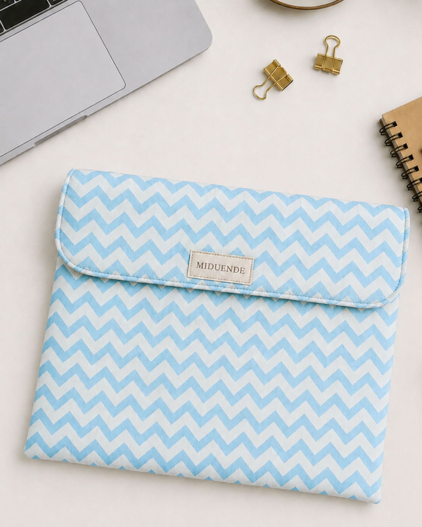 Portadocuemntos de tela personalizable con nombre o iniciales, tmaño A5, ideal par trabajo o viajes en tela loneta zigzag azul