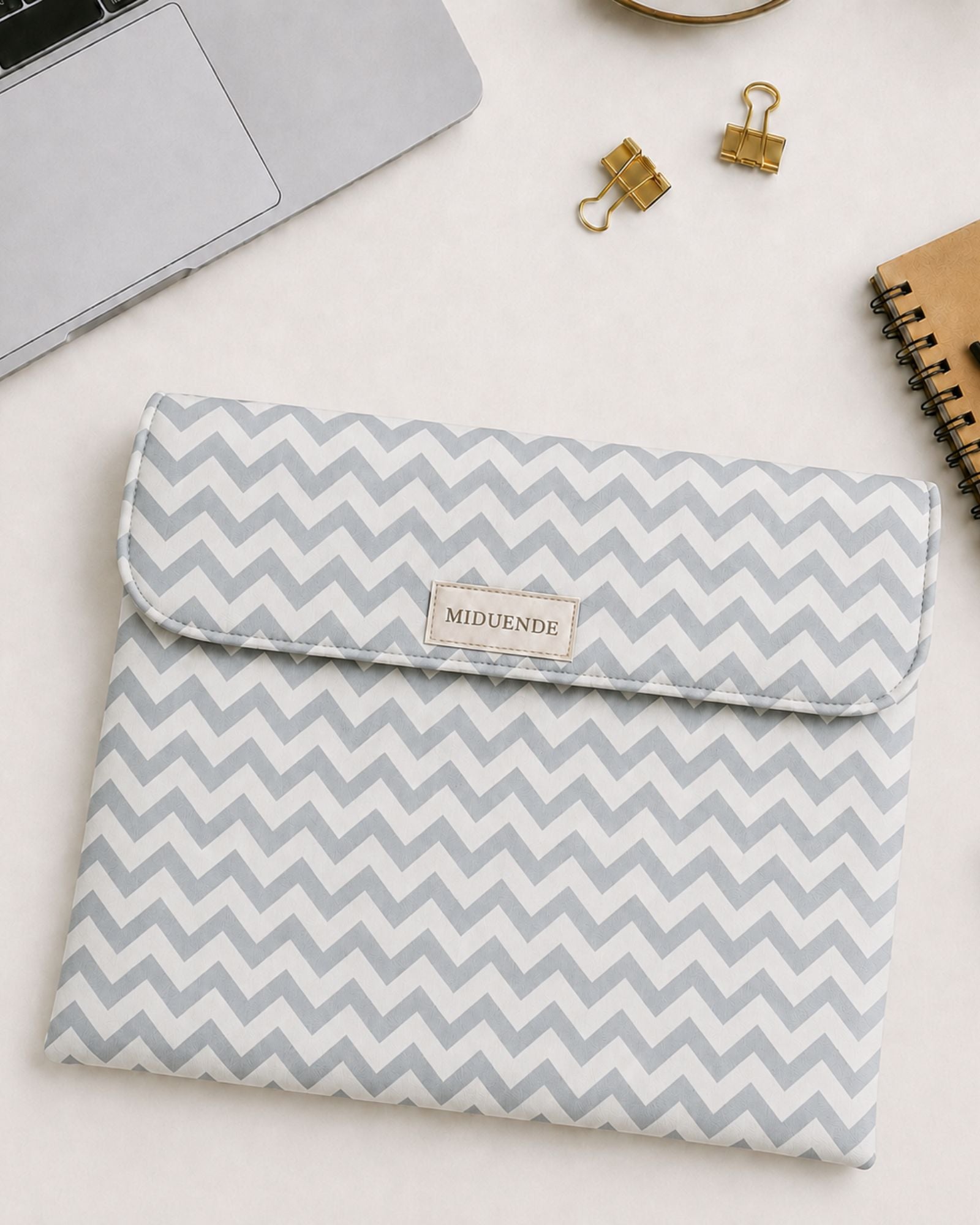 Portadocuemntos de tela personalizable con nombre o iniciales, tmaño A5, ideal par trabajo o viajes en tela loneta zigzag gris