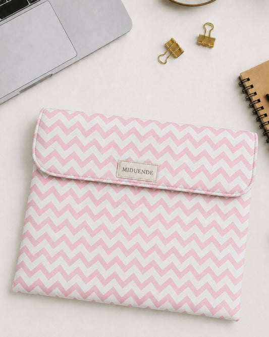 Portadocuemntos de tela personalizable con nombre o iniciales, tmaño A5, ideal par trabajo o viajes en tela loneta zigzag rosa