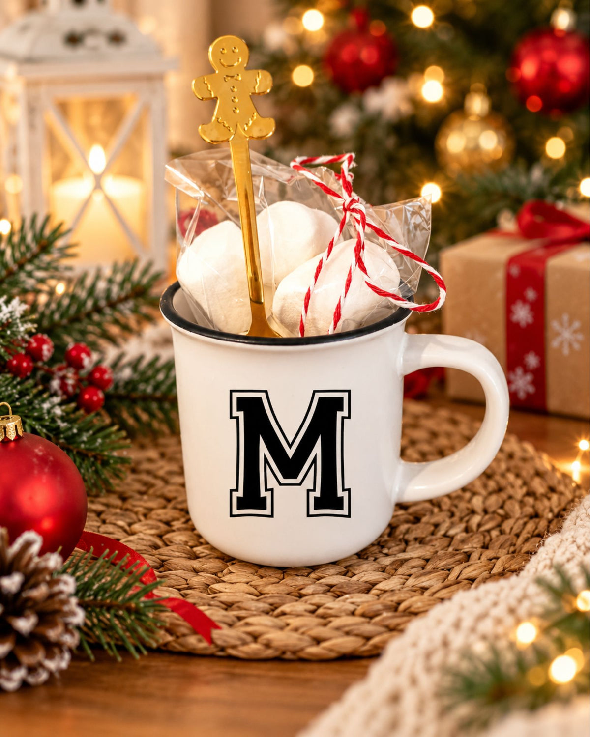 Taza personalizada con inicial universitaria para regalo de navidad