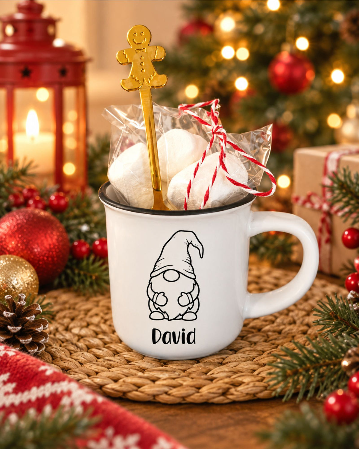 Taza personalizada con el gnomo navideño y el nombre para regalo de navidad